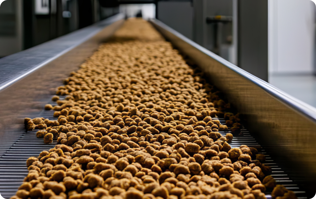 Industrie-Trockenfutter auf Förderband